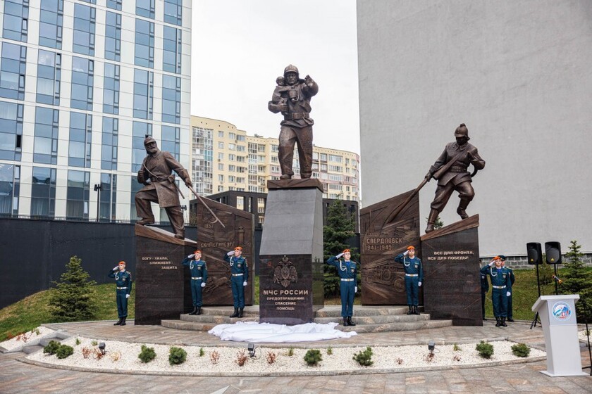 Мощный и красивый памятник с девушкой-пожарным открылся в центре Екатеринбурга