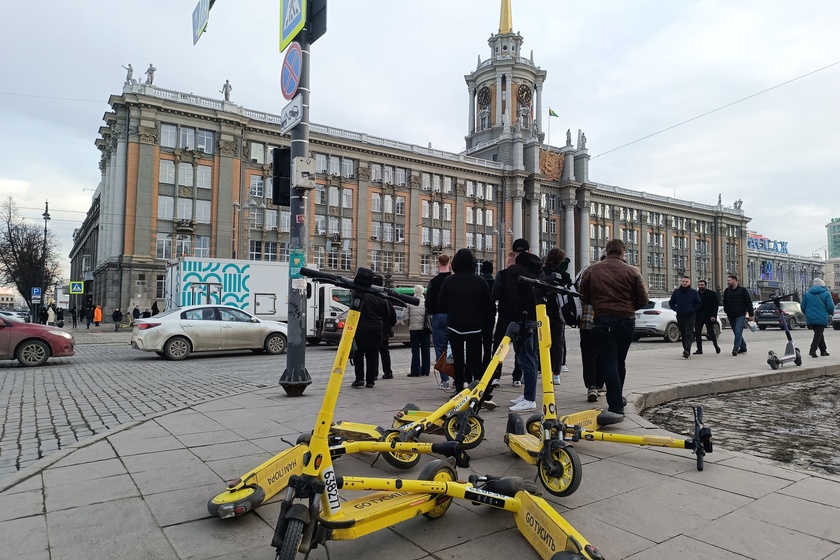 Депутат усомнился в сексуальной ориентации самокатчиков