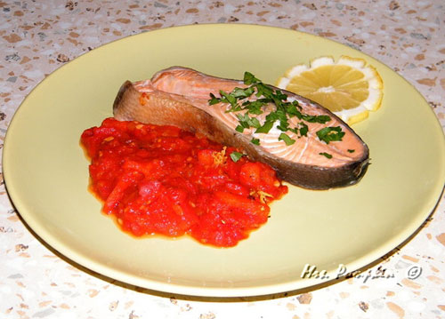 Рыба паровая с соусом из томатов и перцев