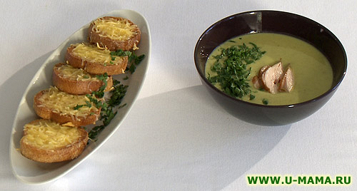 Гороховый суп с беконом и сырными тостами