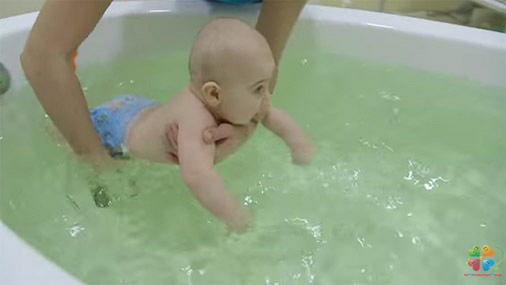 Гимнастика для малышей и упражнения в ванной