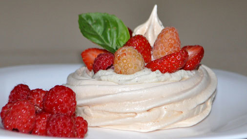 Знаменитый десерт «Павлова». Рецепт пирожных-безе со свежими ягодами