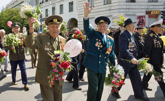 Ветераны 2014 года. Цветы ветеранам. Ветераны на параде Победы. Традиции празднования дня Победы. Традиции празднования 9 мая.