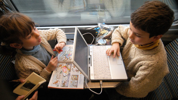Как развлекать ребенка в поезде в 1 год thumbnail