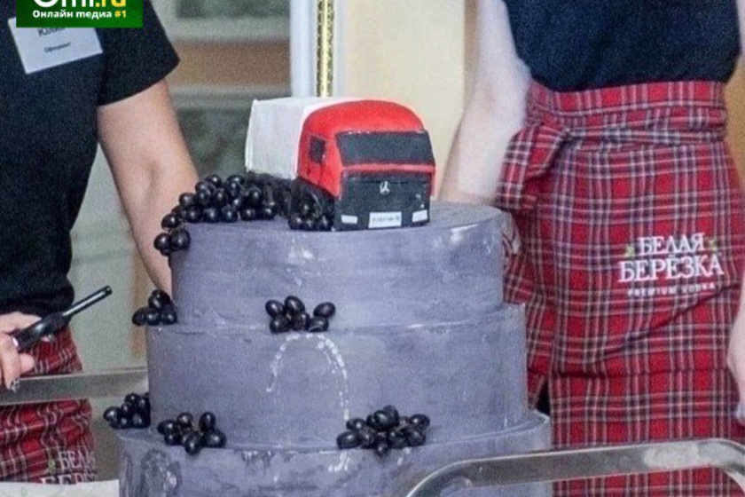 Жительница Омска заплатила 15 тысяч рублей за торт из пенопласта