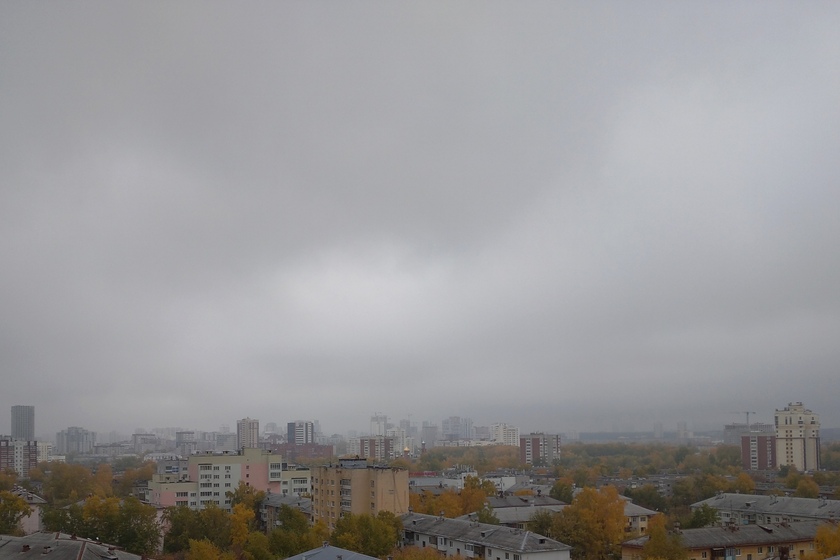 Жители Екатеринбурга жалуются на смог и запах гари