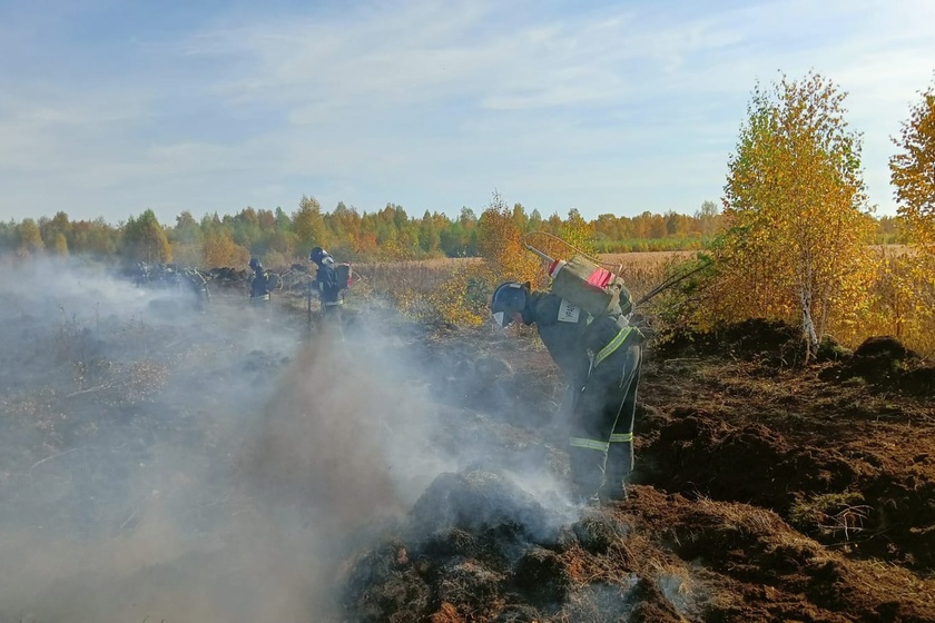 Сотрудники МЧС продолжают борьбу с пожаром, из-за которого в Екатеринбурге пахнет гарью