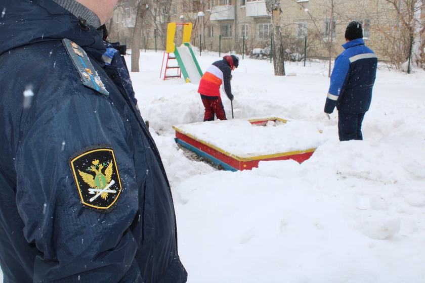 В Екатеринбурге приставы снесли детские площадки, установленные жильцами на свои деньги