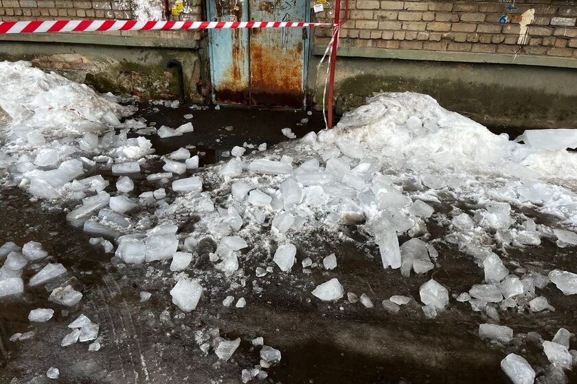 В Ярославле на ребенка в коляске второй раз за год упала ледяная глыба