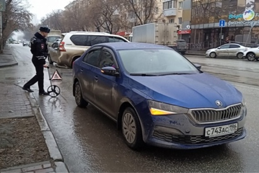 В Екатеринбурге бабушка с внуком побежала через дорогу, и его сбила машина 