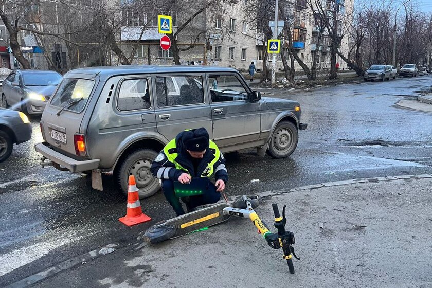 В Екатеринбурге девочка выехала на пешеходный переход на самокате, и ее сбил автомобиль