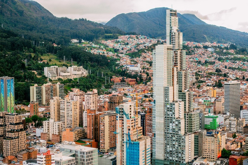 В Колумбии мэр похудел на 8 кг и потерял штаны прямо во время выступления
