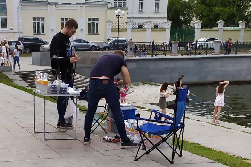 Полиция надеется выгнать с Плотинки аттракционы «лопни шарик» и «силомер»