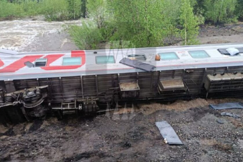Пассажирский поезд Воркута - Новороссийск сошел с рельсов, девять вагонов перевернулись